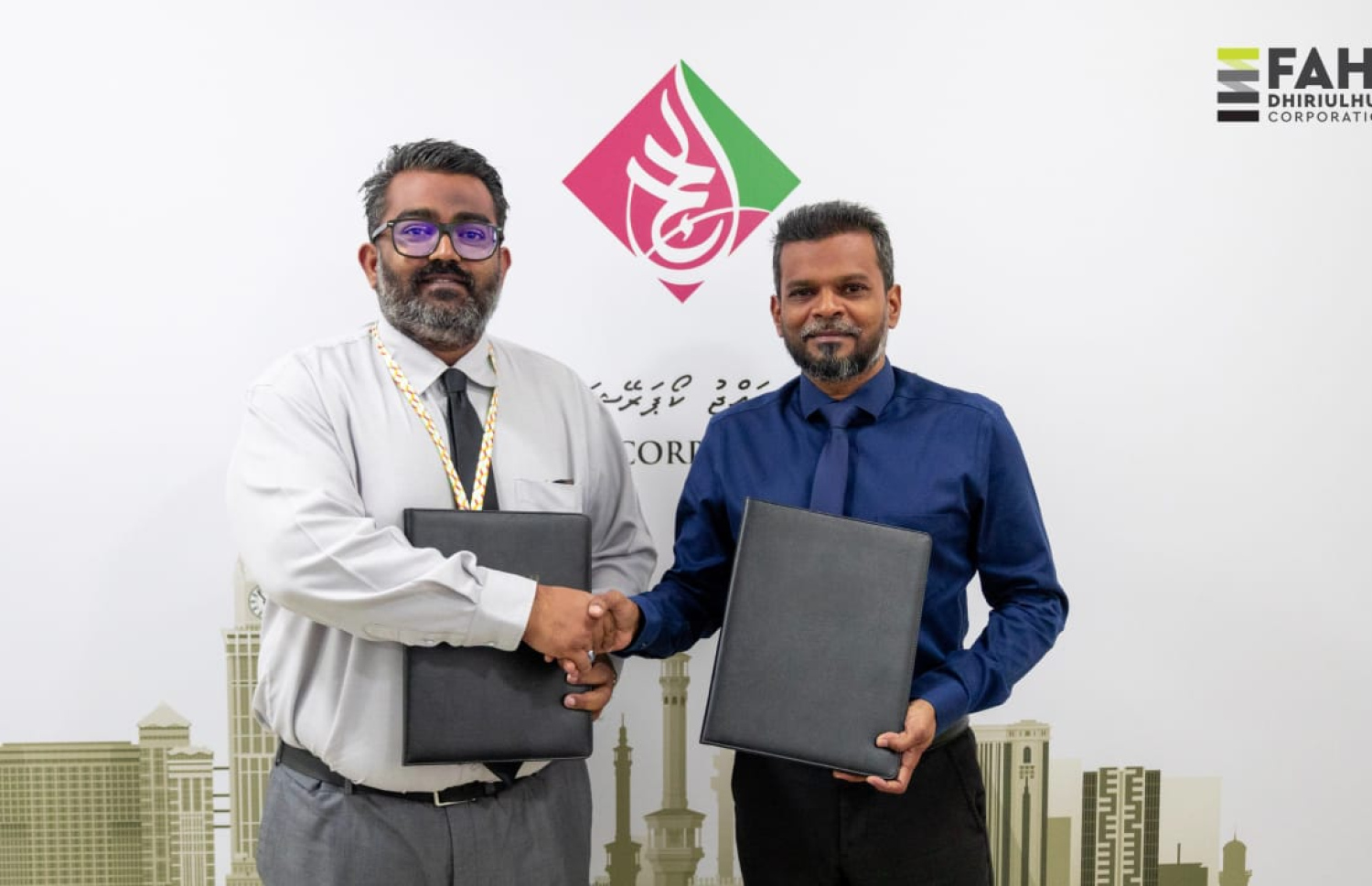 ހައްޖު ކޯޕަރޭޝަންގެ ހައުސިން މަޝްރޫއުގެ ޑިޒައިންގެ މަސައްކަތް އެފްޑީސީއާ ހަވާލުކުރުމަށް ބޭއްވި ރަސްމިއްޔާތުގައި ހައްޖު ކޯޕަރޭޝަންގެ އެމްޑީ މުހައްމަދު ޝަކީލާއި އެފްޑީސީގެ އެމްޑީ ހަމްދާން ޝަކީލް އެއްބަސްވުން ބަދަލުކުރައްވަނީ.-- ފޮޓޯ: އެފްޑީސީ