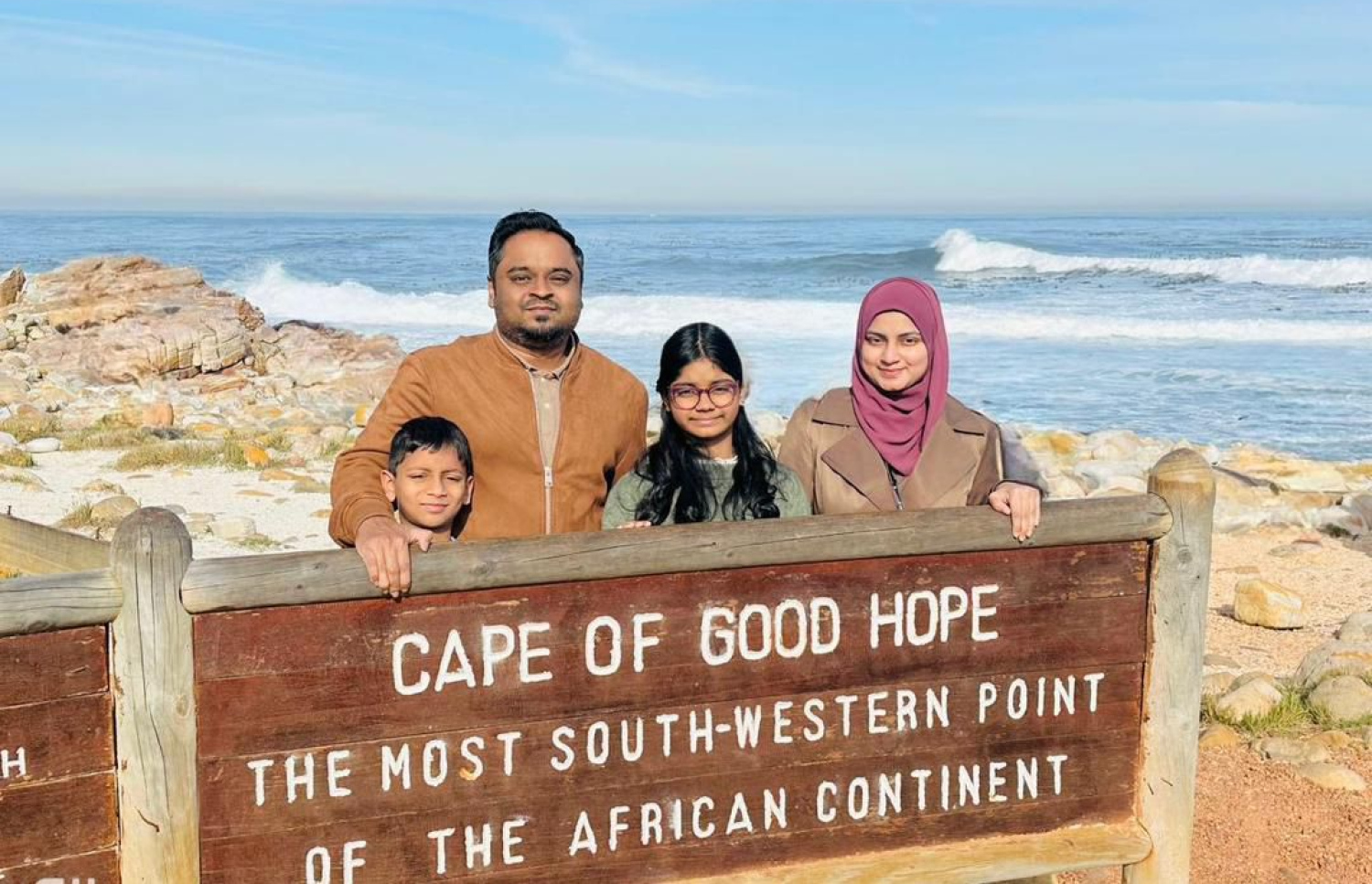 ޑރ. އިސްނީންގެ ދެކަނބަލުން ދެ ދަރިފުޅާ އެކު އެފްރިކާގައި.