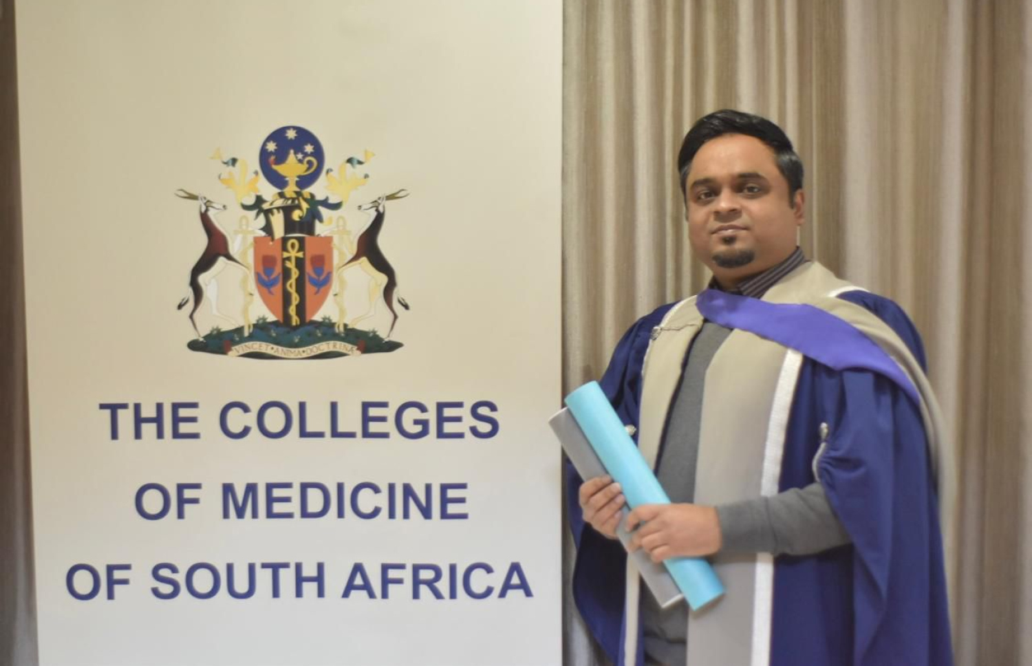 ސަބް-ސެޕްޝަލިޓީގެ ގްރެޖުއޭޝަނަށް ފަހު ޑރ. އިސްނީން ފޮޓޯއަކަށް ހުއްޓިލައިގެން.