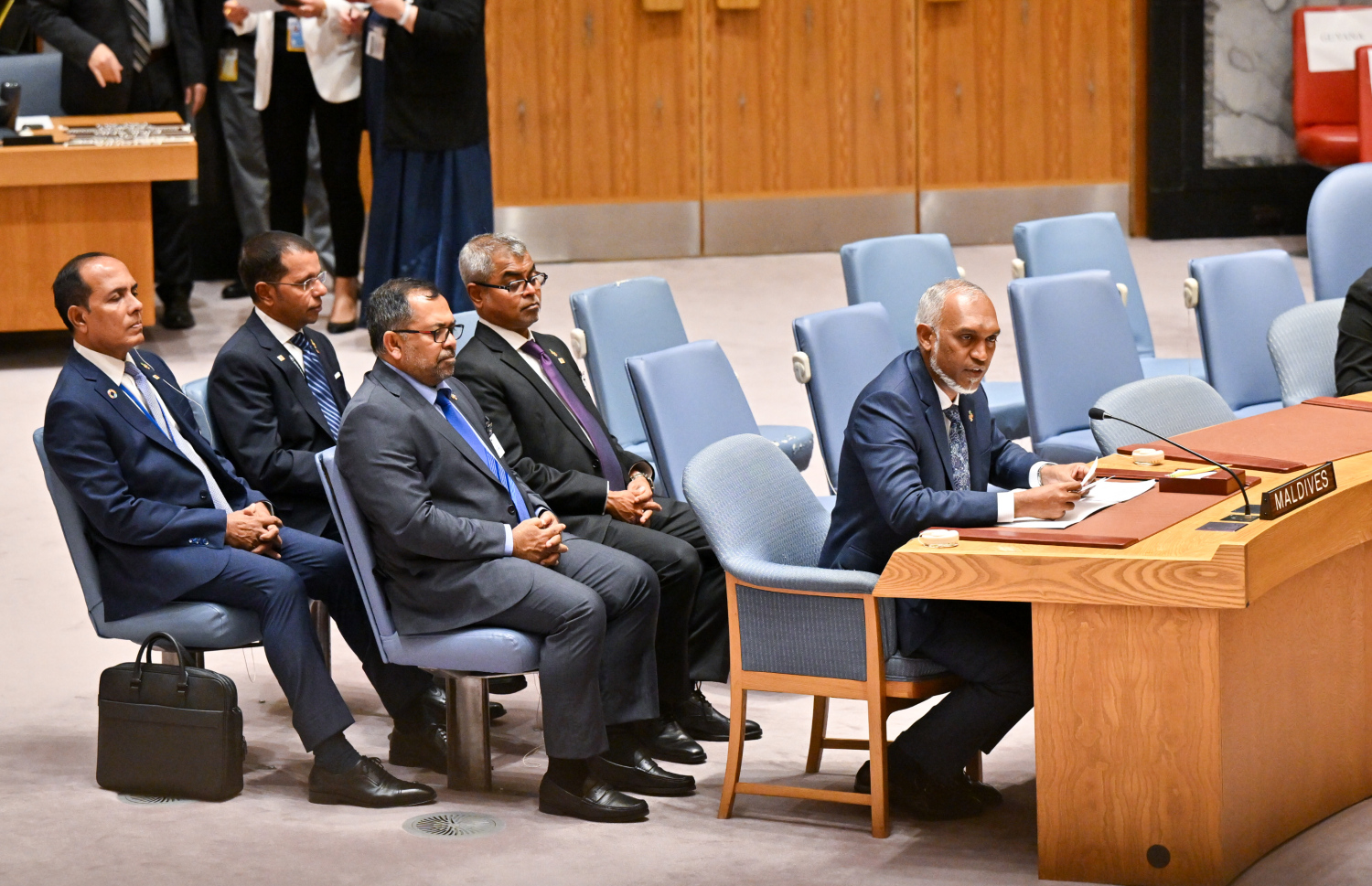 ރައީސް މުއިއްޒު އދ. ގެ ސަލާމަތީ މަޖިލިހުގެ ބައްދަލުވުމުގައި ވާހަކަ ދައްކަވާއިރު ދިވެހި ވަފުދުގެ ބޭފުޅުން ފަހަތްޕުޅުގައި.---ފޮޓޯ: ރައީސް އޮފީސް