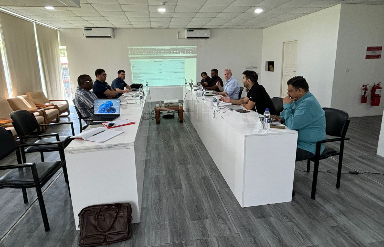 ފީފާގެ ވަފުދަކުން އެފްއޭއެމްގެ އޮފިޝަލުން، އެ އިދާރާގެ ވަގުތީ އޮފީހުގައި މަސައްކަތް ކުރިއަށް ގެންދަނީ