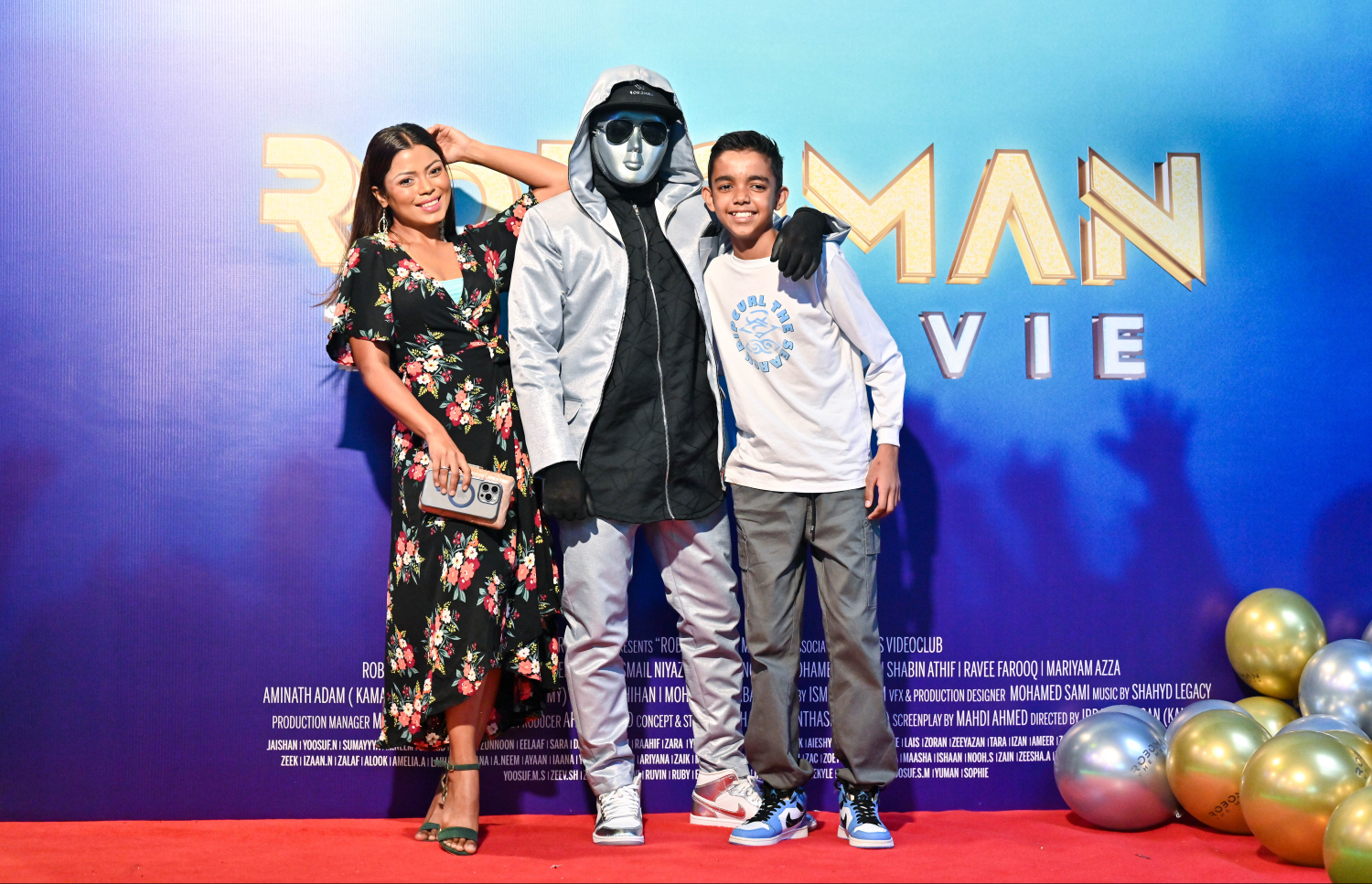 ކުޑަކުދިންގެ ފިލްމް "ރޮބޯމޭން: ދަ މޫވީ"ގެ ރެޑްކާޕެޓް އިވެންޓު: ރޮބޯމޭންއާ އެކު ފިލްމީ ތަރި މަރިޔަމް އައްޒަ އާއި އޭނާގެ ދަރިފުޅު އީތަން ފޮޓޯއަކަށް ހުއްޓިގެން.-- ފޮޓޯ: ފަޔާޒް މޫސާ | މިހާރު