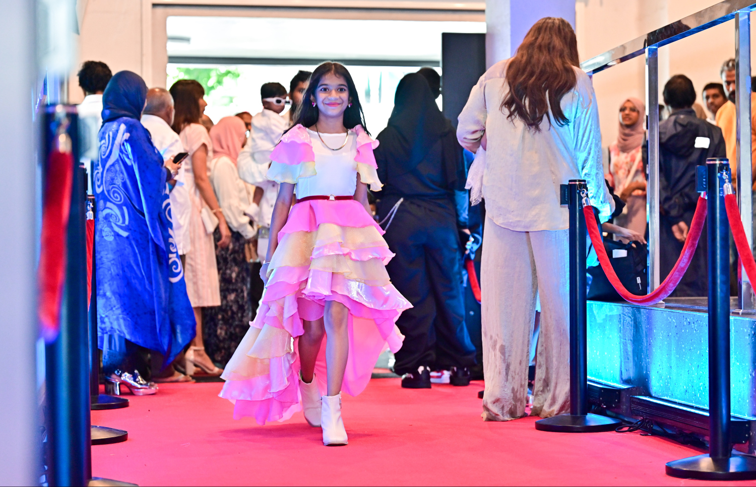 ކުޑަކުދިންގެ ފިލްމް "ރޮބޯމޭން: ދަ މޫވީ"ގެ ލީޑު ރޯލު ކުޅޭ މިޝާ އިސްމާއިލް ނިޔާޒް އެ ފިލްމުގެ ރެޑްކާޕެޓް އިވެންޓުގައި.-- ފޮޓޯ: ފަޔާޒް މޫސާ | މިހާރު