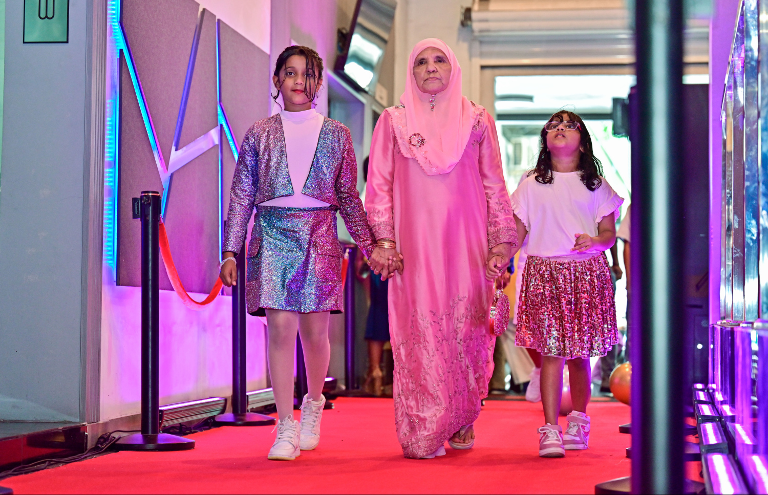 ކުޑަކުދިންގެ ފިލްމް "ރޮބޯމޭން: ދަ މޫވީ"ގެ ރެޑްކާޕެޓު އިވެންޓުގައި ބަޔަކު ބައިވެރިވަނީ.-- ފޮޓޯ: ފަޔާޒް މޫސާ | މިހާރު