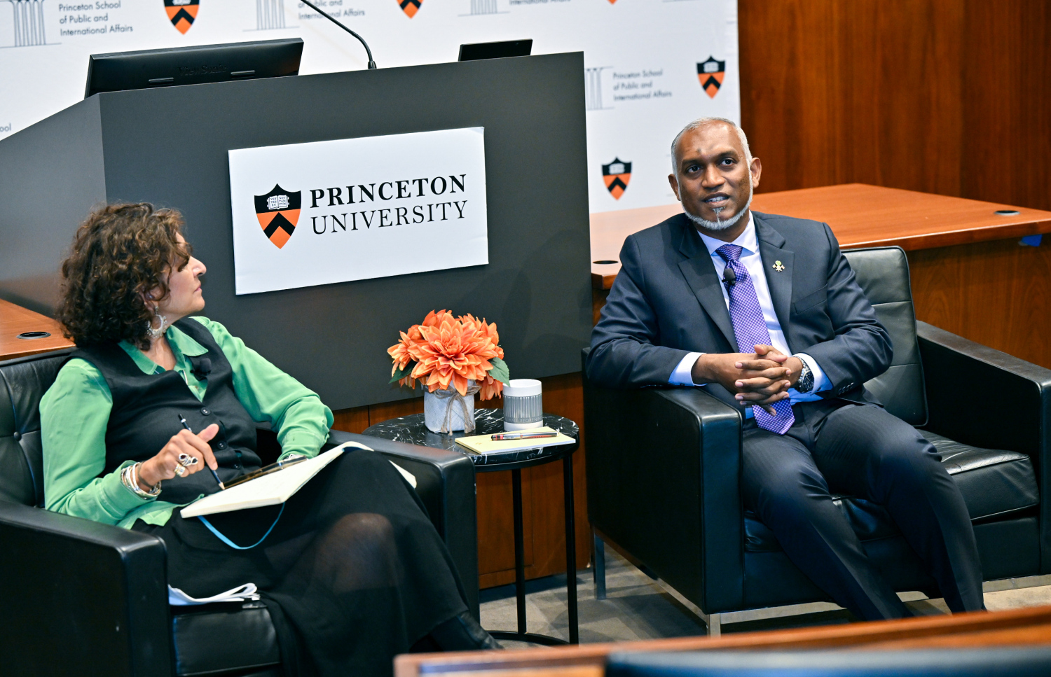 ރައީސް މުއިއްޒު ޕްރިންސްޓަން ޔުނިވާސިޓީގައި ދެއްވި ތަގުރީރަށް ފަހު ބައެއް ސުވާލުތައް އަޑުއައްސަވަނީ.---ފޮޓޯ: ރައީސް އޮފީސް