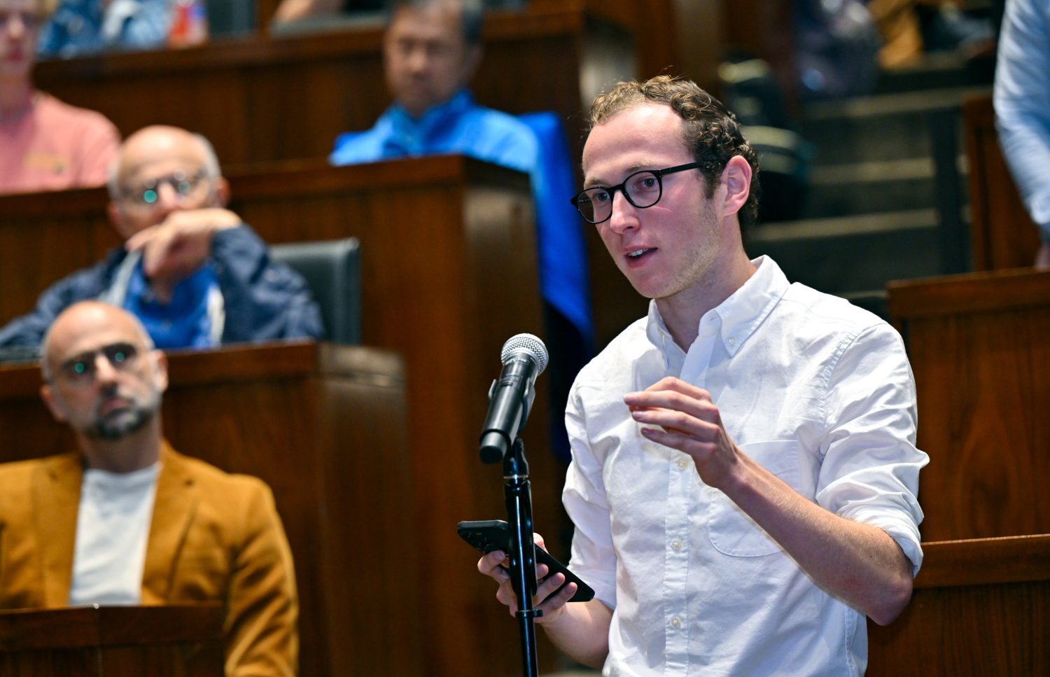 ރައީސް މުއިއްޒު އެމެރިކާގެ ޕްރިންސްޓަން ޔުނިވާސިޓީގައި ދެއްވި ތަގުރީރު އަޑުއަހަން ދިޔަ މީހަކު އެ މަނިކުފާނާ ސުވާލު ކުރަނީ.---ފޮޓޯ: ރައީސް އޮފީސް