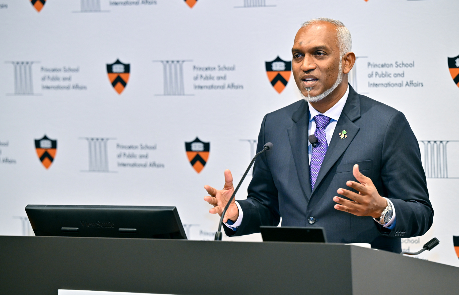 ރައީސް މުއިއްޒު އެމެރިކާގެ ޕްރިންސްޓަން ޔުނިވާސިޓީގައި ތަގުރީރު ކުރައްވަނީ: ރާއްޖެ އިން މިވަގުތު އެންމެ ބޮޑު އިސްކަމެއް ދެނީ އިގްތިސާދު އެހެން ދާއިރާތަކުން ފުޅާކޮށް، ބޭރުގެ އިންވެސްޓަރުންނަށް މިހާރަށް ވުރެ ފަހި ފުރުސަތުތަކެއް ހޯދައި ދިނުމަށް ކަމަށް ރައީސް ވިދާޅުވި.--- ފޮޓޯ: ރައީސް އޮފީސް