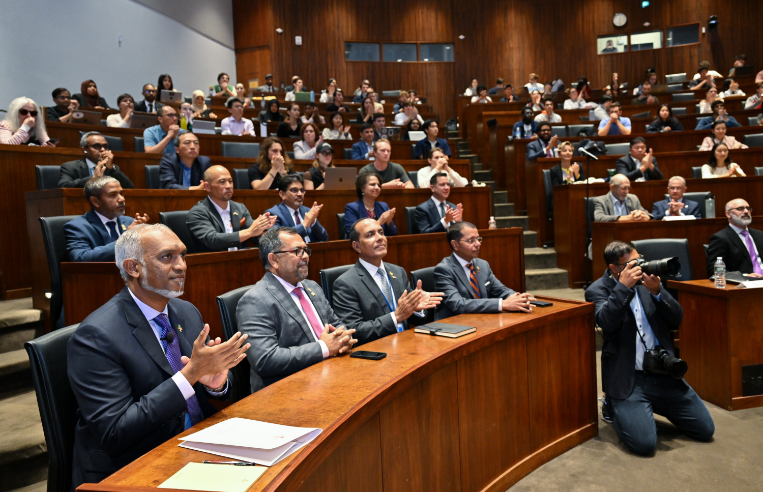 ރައީސް މުއިއްޒު އެމެރިކާގެ ޕްރިންސްޓަން ޔުނިވާސިޓީގައި ތަގުރީރު ކުރައްވަން ބޭއްވި ހަފުލާގައި އެ ތަގުރީރުގެ ކުރިން އެ މަނިކުފާނާ އެކު، ފޮރިން މިނިސްޓަރު ޒަމީރާއި ދިވެހި ސަރުކާރުގެ ބައެއް އިސް ވެރިން އަދި އެ ތަގުރީރު އަޑުއަހަން ހާޒިރުވި ބައެއް މީހުން.--- ފޮޓޯ: ރައީސް އޮފީސް