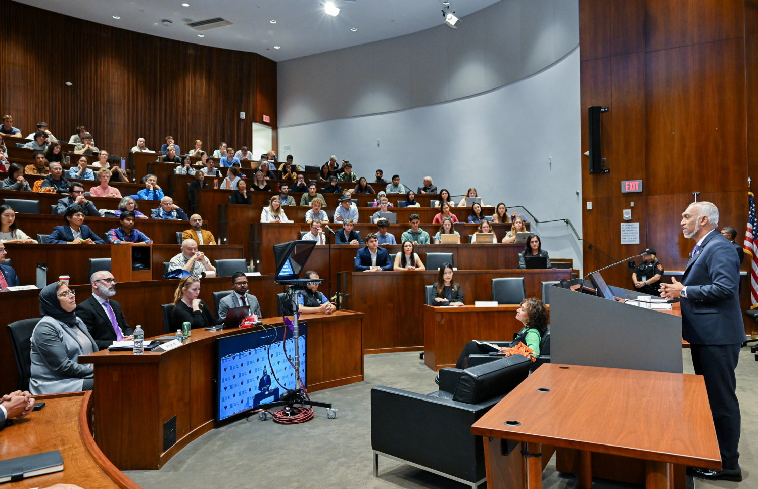 ރައީސް މުއިއްޒު އެމެރިކާގެ މަޝްހޫރު ޕްރިންސްޓަން ޔުނިވާސިޓީ އަށް ވަޑައިގެން ތަގުރީރު ކުރައްވަނީ.--- ފޮޓޯ: ރައީސް އޮފީސް