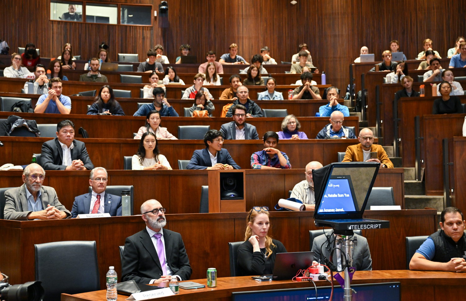 ރައީސް މުއިއްޒު އެމެރިކާގެ ޕްރިންސްޓަން ޔުނިވާސިޓީގައި ދެއްވި ތަގުރީރު އަޑުއަހަން ހާޒިރުވި ބައެއް މީހުން.---ފޮޓޯ: ރައީސް އޮފީސް