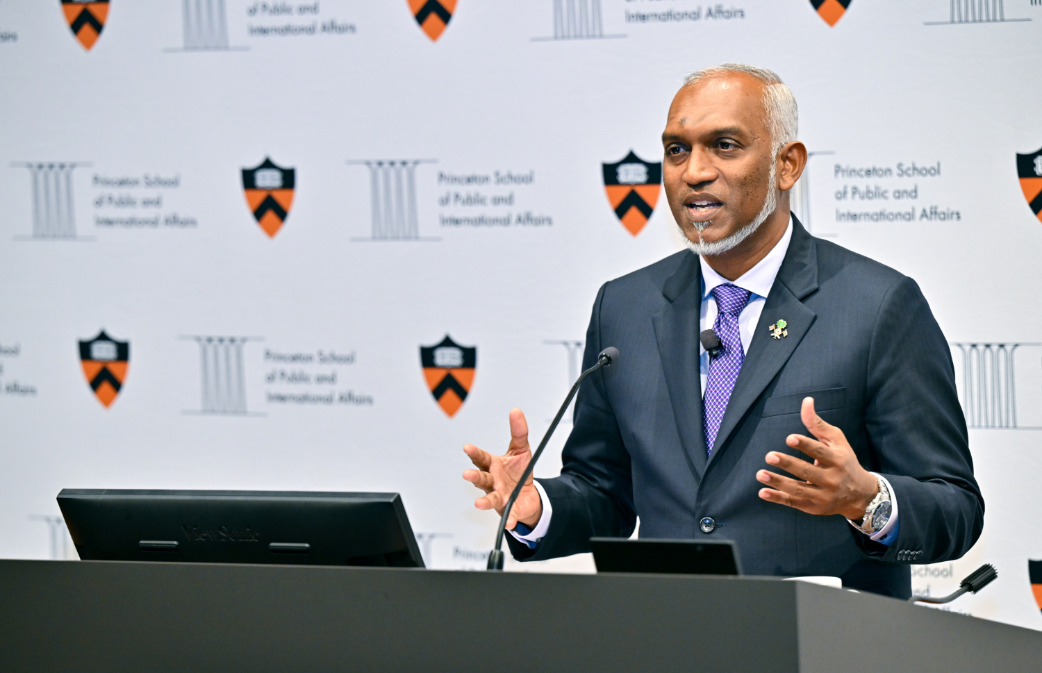 ރައީސް މުއިއްޒު އެމެރިކާގެ ޕްރިންސްޓަން ޔުނިވާސިޓީގައި ވާހަކަފުޅު ދައްކަވަނީ.--- ފޮޓޯ | ރައީސް އޮފީސް