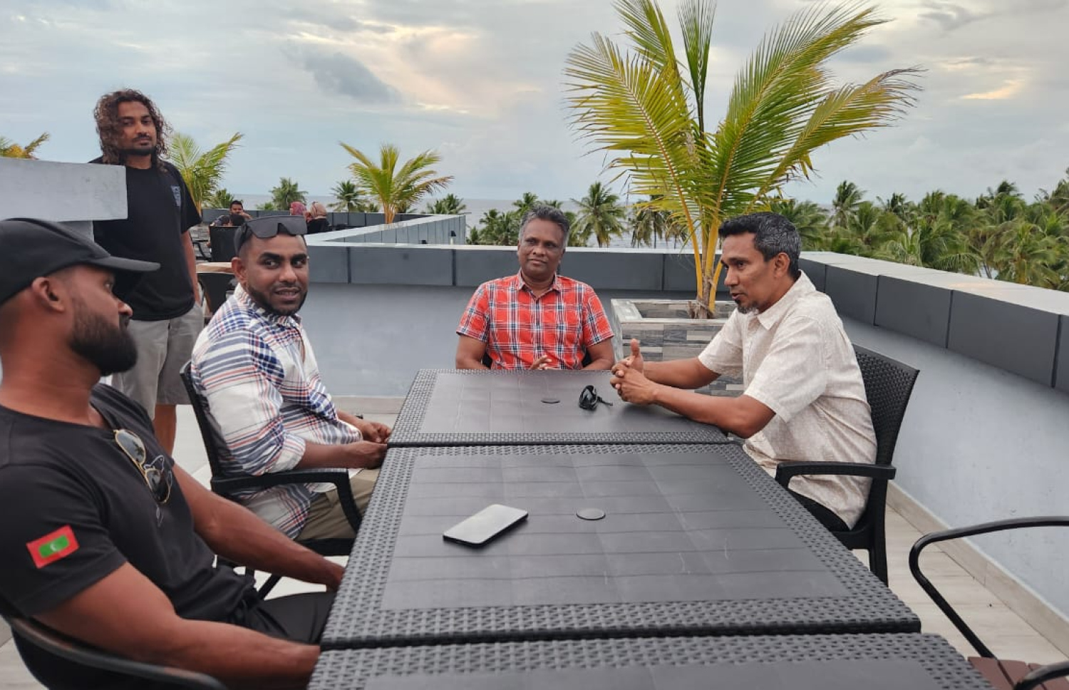 މިނިސްޓަރު ފައިސަލާއި ފުވައްމުލަކުގެ މޭޔަރު އިސްމާއިލާއި މާލޭގެ މޭޔަރު އާޒިމް މިއަދު ފުވައްމުލަކުގައި.---ފޮޓޯ: ޓޫރިޒަމް މިނިސްޓްރީ