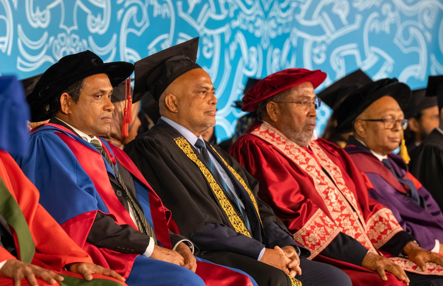 އިއްޔެ ބޭއްވި ވިލާ ކޮލެޖުގެ ދަސްވެނިވުމުގެ ހަފުލާގެ ޝަރަފުވެރި މެހުމާން ހައުސިން މިނިސްޓަރު ޑރ. ހައިދަރާއި ވިލާގެ ޗެއާމަން ގާސިމް ބައިވެރިވެވަޑައިގަންނަވަނީ.