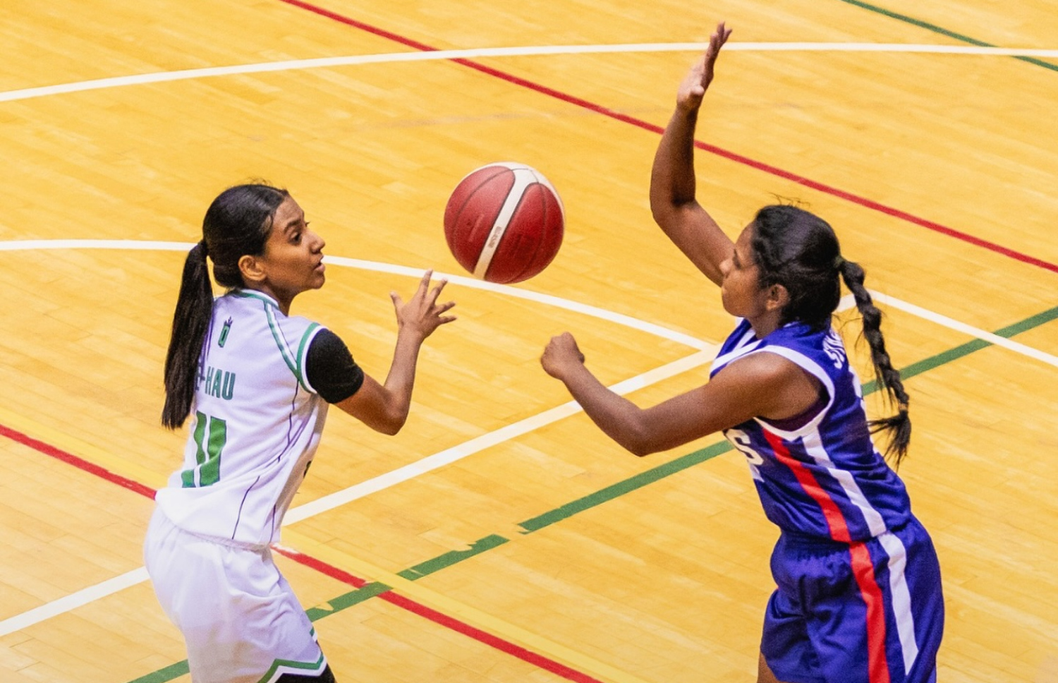 ކުއީންސް އާއި ލަންކާ އީގަލްސް ބައްދަލުކުރި މެޗުގެ ތެރެއިން.-- ފޮޓޯ: ބާސްކެޓު/ ސިޑިބަރި