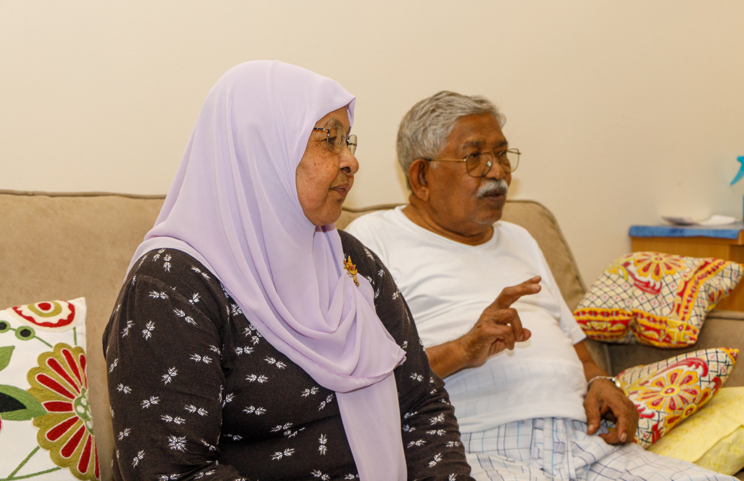 ދޮންތުއްތު އޭނާގެ ހަޔާތުގެ ވާހަކަތައް ކިޔައިދޭއިރު ކައިރީގައި އަންހެނުން ހަދީޖާ މަޑުކޮށްލައިގެން: ދެ މީހުން ކައިވެނިކުރީ 1968 ވަނަ އަހަރު.  -- މިހާރު ފޮޓޯ: އަލީ ނާސިރު