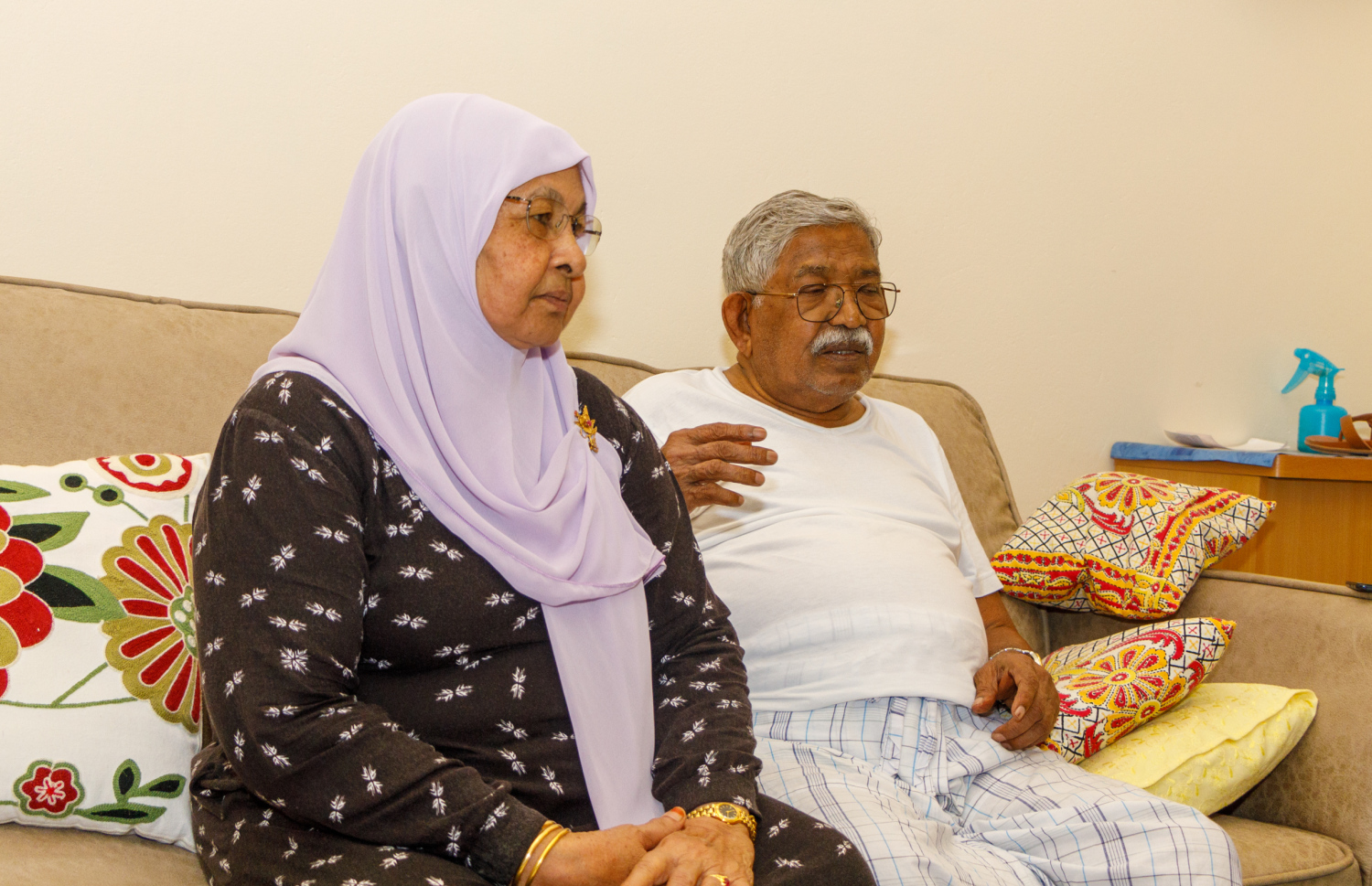 ދޮންތުއްތު އިންޓަވިއު ދޭއިރު އޭނާގެ އަންހެނުން ހަދީޖާ ކައިރީގައި މަޑުކޮށްލައިގެން. -- މިހާރު ފޮޓޯ: އަލީ ނާސިރު