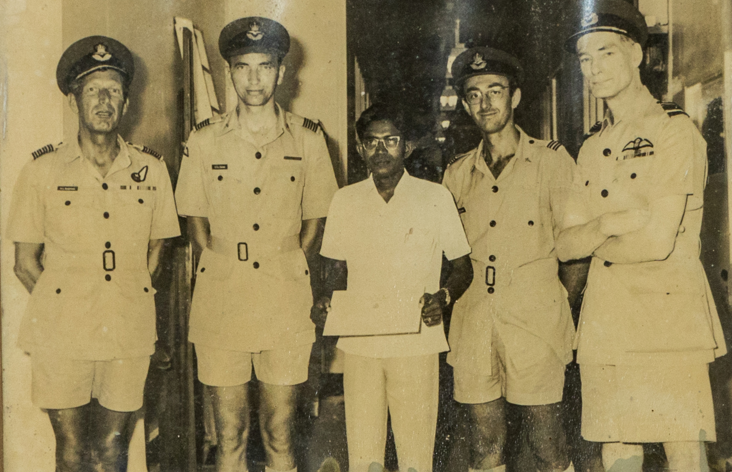 ދޮންތުއްތު ގަމުގައި އިނގިރޭސި ސިފައިންނާ އެކު ފޮޓޯއަކަށް ހުއްޓިލައިގެން. -- މިހާރު ފޮޓޯ: އަލީ ނާސިރު