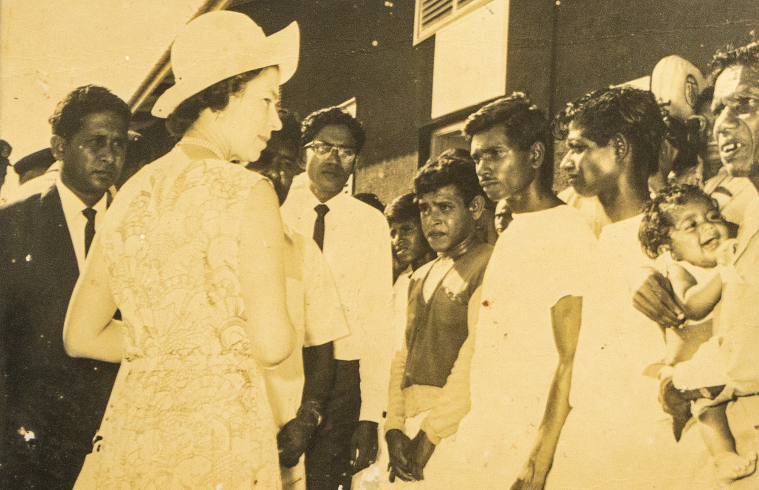 އިނގިރޭސި ރާނީ އެލިޒަބަތު ދެ ވަނަ ރާއްޖެ ވަޑައިގެންނެވިއިރު އެ ރަސްމިއްޔާތުގެ ތެރޭގައި ދޮންތުއްުތު (މ) -- މިހާރު ފޮޓޯ: އަލީ ނާސިރު