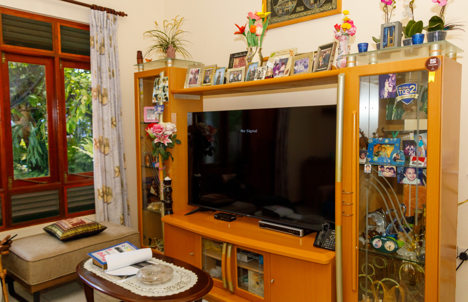 ދޮންތުއްތުގެ ޓީވީގައި ވަނީ ނޯސިގްނަލް: އެކަމަކު ޓީވީ ރެކުގައި ވަނީ ދަރިންގެ ހަނދާންތައް. -- މިހާރު ފޮޓޯ: އަލީ ނާސިރު