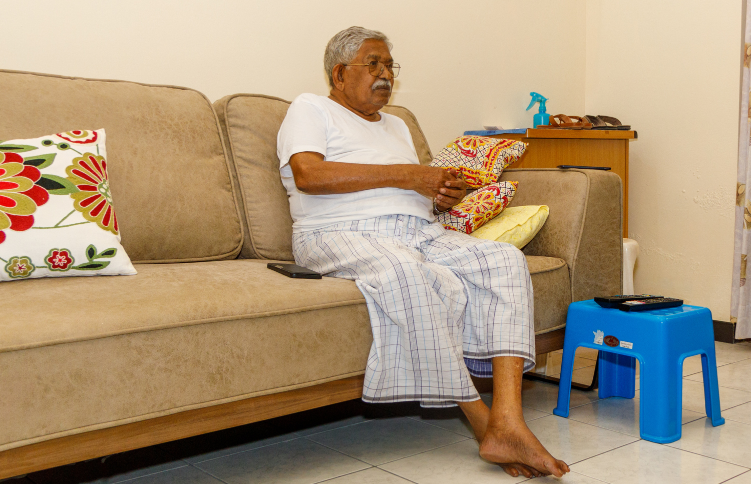 ދޮންތުއްތު އޭނާގެ ގޭގެ ސިޓިންރޫމުގެ ސޯފާގައި. -- މިހާރު ފޮޓޯ: އަލީ ނާސިރު