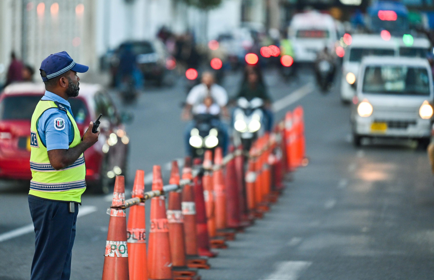 ފުލުހުން މާލޭގެ ޓްރެފިކް އިއްޔެ ބަލަހައްޓަނީ.--- ފޮޓޯ: ފަޔާޒް މޫސާ | މިހާރު