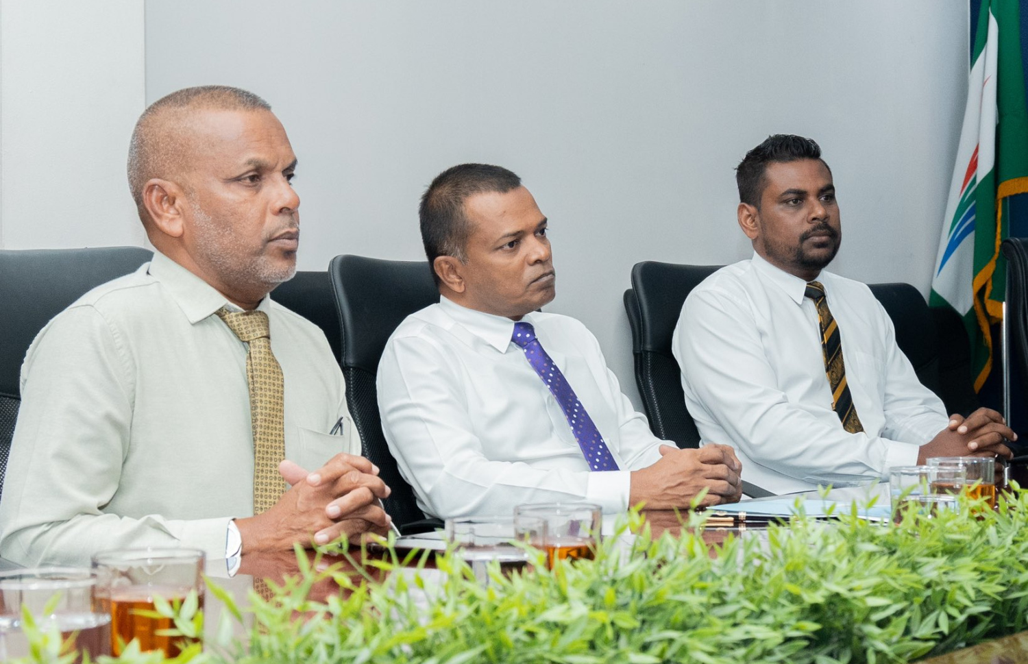 އައްޑޫ ސިޓީ ކައުންސިލާ އެކު ފެނަކައިން ބޭއްވި ބައްދަލުވުމުގައި މޭޔަރު އަލީ ނިޒާއި ސިޓީ ކައުންސިލްގެ އިތުރު ބޭފުޅުން.-- ފޮޓޯ: ފެނަކަ