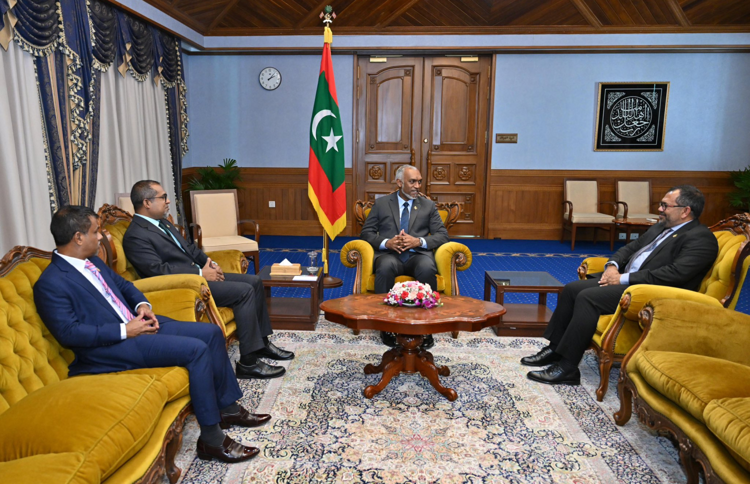 ކެބިނެޓަށް މިއަދު ގެނައި ބަދަލުތަކާ އެކު، ހަލީލާއި ޒަމީރު އަދި ނާޒިމްއާ ރައީސް މުއިއްޒު މިއަދު ބައްދަލުކުރައްވަނީ.---ފޮޓޯ: ރައީސް އޮފީސް