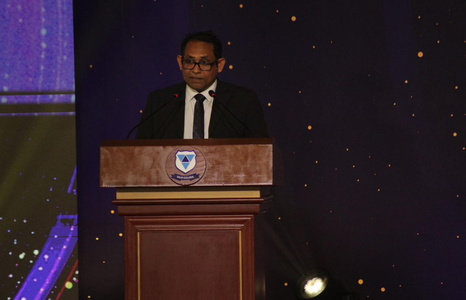 ވިލާ ކޮލެޖުގެ ވައިސް ރެކްޓާ ޑރ. އަލީ ނަޖީބު ވާހަކަ ދައްކަވަނީ.