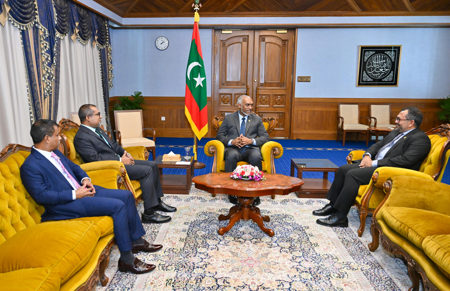 ކެބިނެޓަށް ގެނައި ބަދަލުތަކާ އެކު، ހަލީލާއި ޒަމީރު އަދި ނާޒިމްއާ ރައީސް މުއިއްޒު ބައްދަލުކުރައްވަނީ.---ފޮޓޯ: ރައީސް އޮފީސް