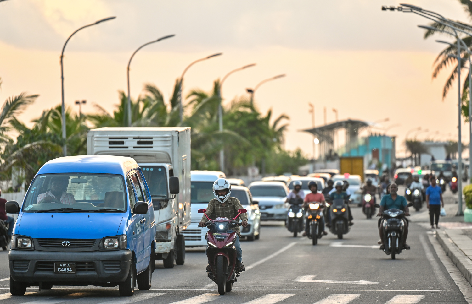 މާލެ ބޮޑުތަކުރުފާނު މަގުގައި ވެހިކަލް ދުއްވަނީ.-- ފޮޓޯ: ފަޔާޒް މޫސާ | މިހާރު