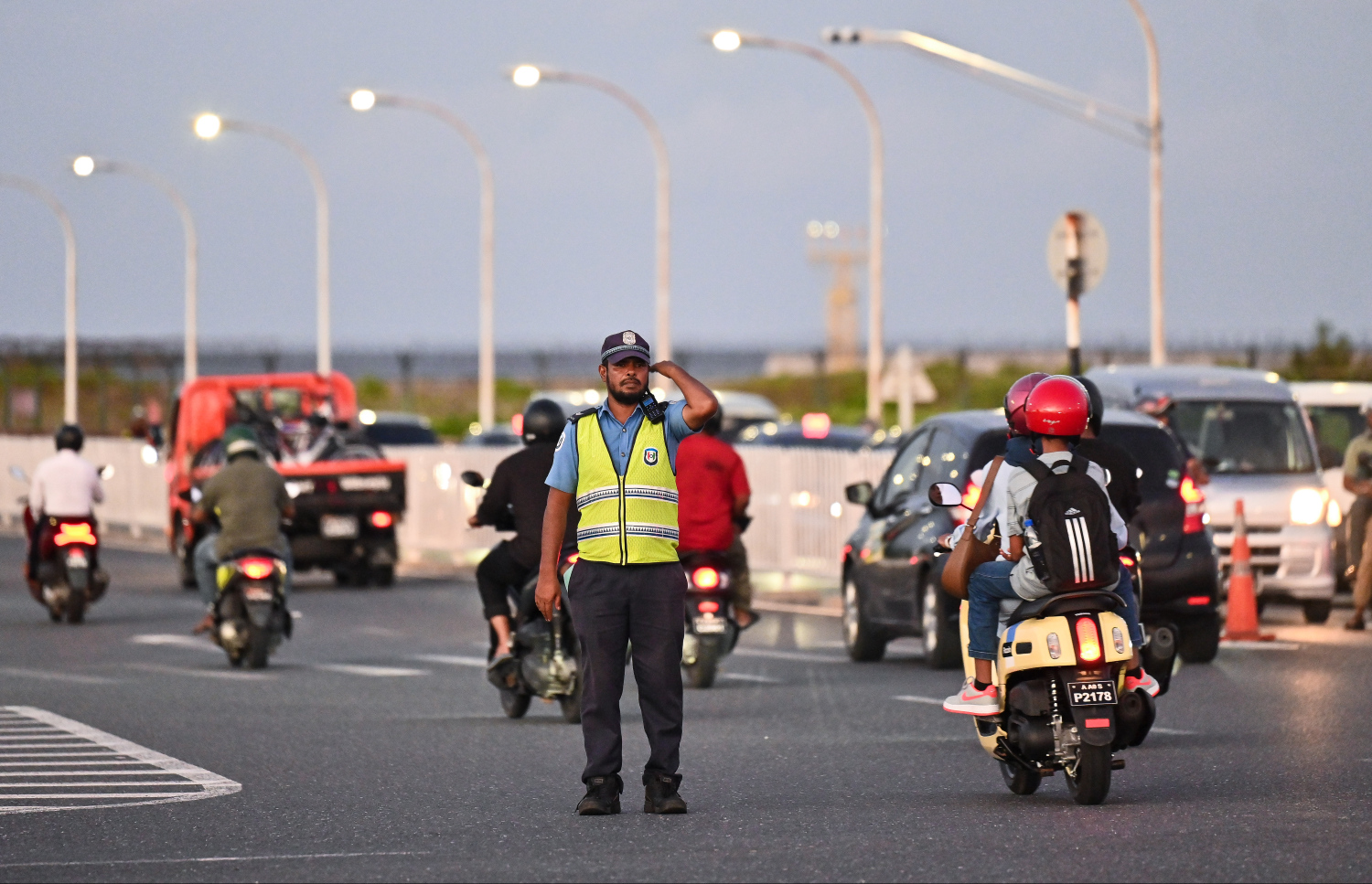ހައިވޭގެ ޓްރެފިކް ބަލަހައްޓަން ފުލުހުން ހަރަކާތްތެރިވަނީ.-- ފޮޓޯ: ފަޔާޒު މޫސާ/ މިހާރު