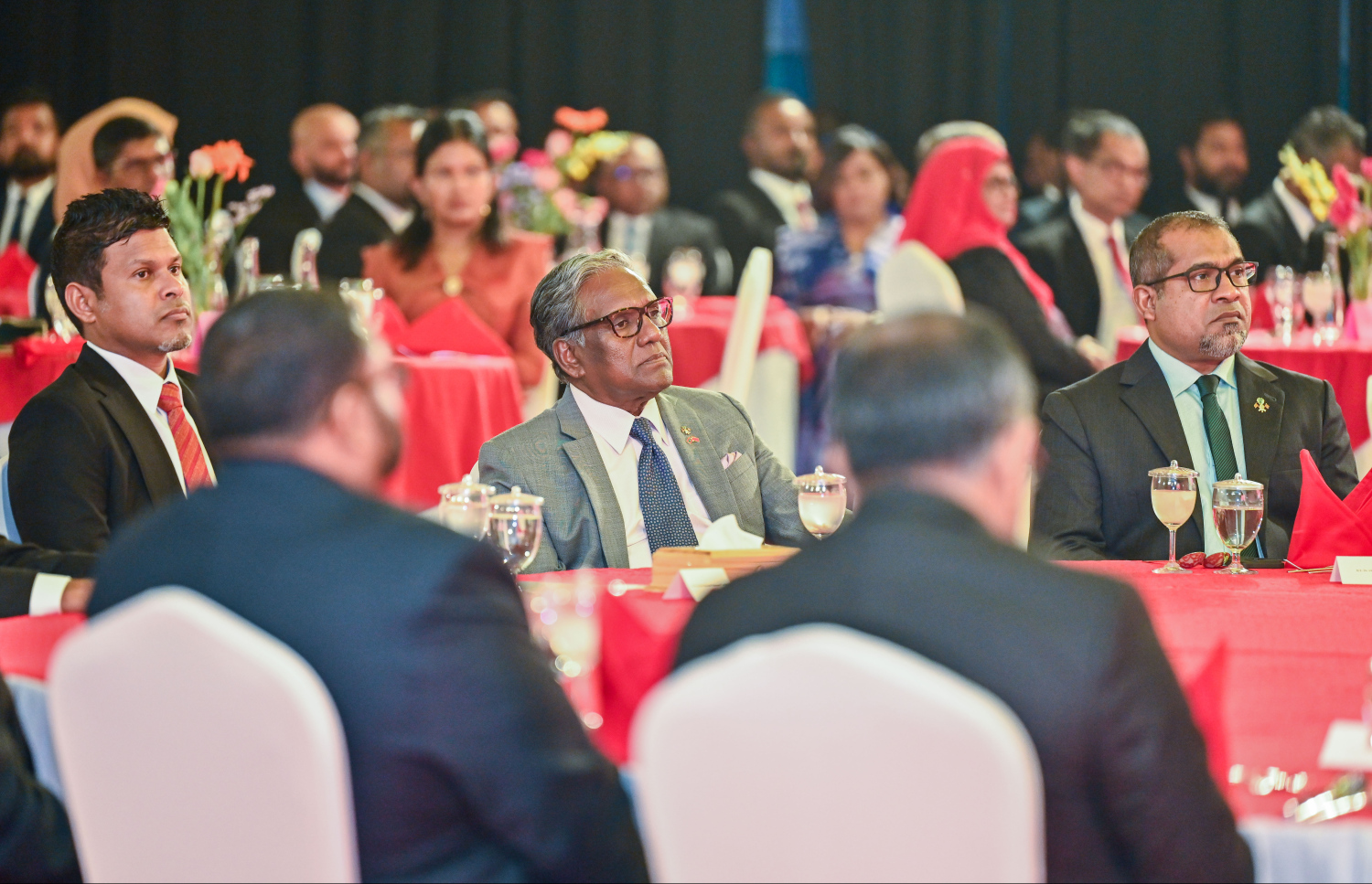 ޗައިނާގެ ގައުމީ ދުވަހުގެ މުނާސަބަތުގައި ބޭއްވި ހަފުލާގައި ނައިބު ރައީސް ހުސައިން މުހައްމަދު ލަތީފާއި ކުރީގެ ރައީސް މުހައްމަދު ވަހީދު އަދި އާ ފޮރިން މިނިސްޓަރު އަބްދުﷲ ހަލީލް ބައިވެރިވެވަޑައިގަންނަވަނީ.--- ފޮޓޯ: ފަޔާޒު މޫސާ | މިހާރު