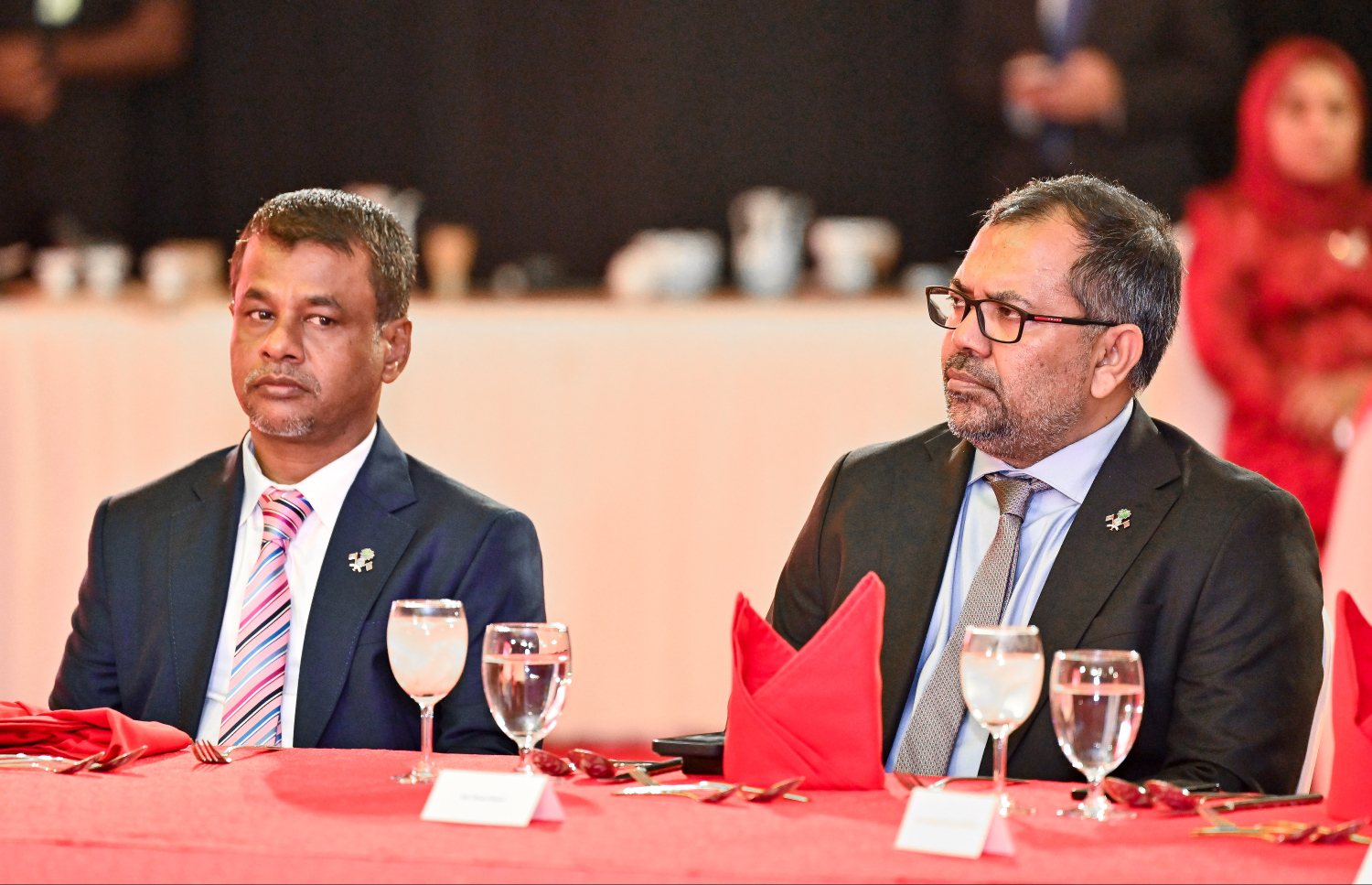 ޗައިނާގެ ގައުމީ ދުވަހުގެ މުނާސަބަތުގައި ފިނޭންސް މިނިސްޓަރު މޫސާ ޒަމީރާއި ހެލްތް މިނިސްޓަރު ނާޒިމް ބައިވެރިވެވަޑައިގަންނަވަނީ.--- ފޮޓޯ: ފަޔާޒު މޫސާ | މިހާރު