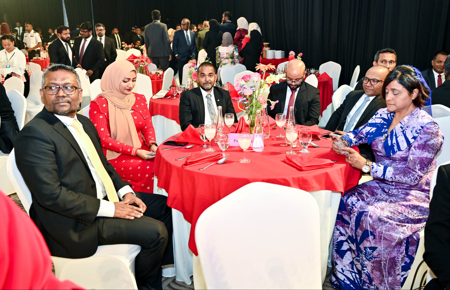 ޗައިނާ ގައުމީ ދުވަސް ފާހަގަ ކުރުމަށް ދަރުބާރުގޭގައި ބޭއްވި ރަސްމިއްޔާތުގައި ކުރީގެ ބައެއް ވަޒީރުންނާއި ސިޔާސީ ޕާޓީތަކުގެ ބައެއް ވެރިން ބައިވެރިވެވަޑައިގަންނަވަނީ.---ފޮޓޯ: ފަޔާޒު މޫސާ| މިހާރު