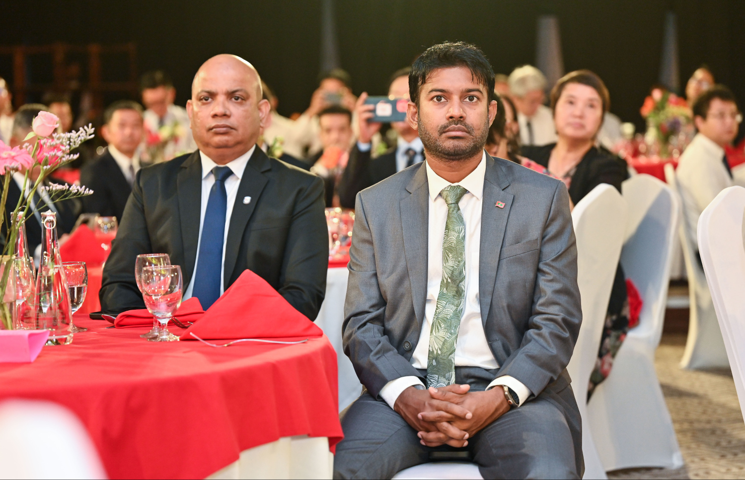 ޗައިނާގެ ގައުމީ ދުވަސް ފާހަގަކުރުމަށް ބޭއްވި ރަސްމިއްޔާތުގައި އެމްއެމްޕީއާރުސީގެ އެމްޑީ އިބްރާހިމް ޝިއުރީ އާއި ޑެޕިއުޓީ ކޮމިޝަނަރު އޮފް ޕޮލިސް ނަވީން ބައިވެރިވެވަޑައިގަންނަވަނީ.--- ފޮޓޯ: ފަޔާޒު މޫސާ | މިހާރު