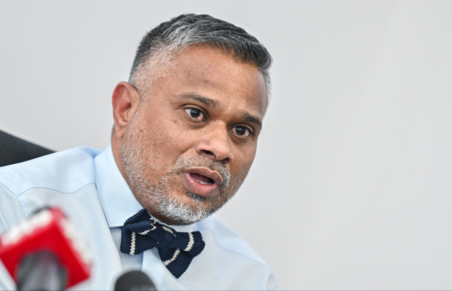 ޕްރޮސިކިއުޓާ ޖެނެރަލް އައްބާސް ޝަރީފް: ސިނގިރޭޓް ވައްކަމާ ގުޅިގެން ހައްޔަރުކުރި ބައެއް މީހުން ދޫކޮށްލުމުން ވަނީ ފާޑުކިޔުން އަމާޒުވެފައި. -- ފޮޓޯ: ފަޔާޒް މޫސާ / މިހާރު