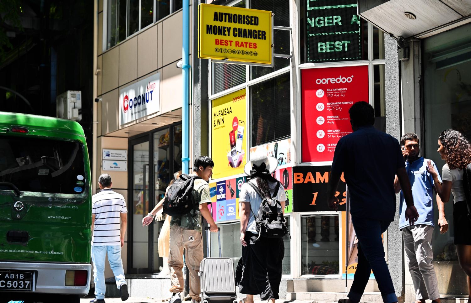 ޓޫރިސްޓުންތަކެއް މާލޭގެ މަގަކުން ހިނގާފައި ދަނީ. އާ ގަވައިދުގެ ތެރެއިން ޓޫރިޒަމަށް ވަންނަ ހުރިހާ އާމްދަނީއެއް ބޭންކްތަކަށް ޖަމާކުރަން ޖެހޭ -- ފޮޓޯ: ފަޔާޒް މޫސާ / މިހާރު