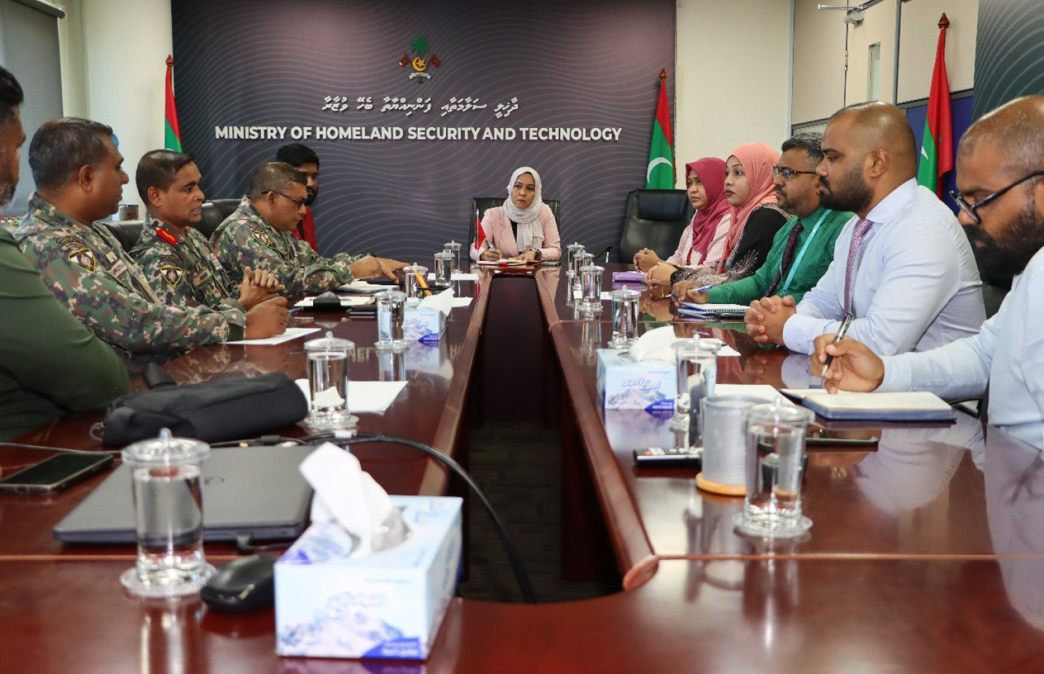 ކުއްލި ހާލަތުގައި ގުޅުމަށް "ޝޯޓްކޯޑް ލައިން" ތައާރަފް ކުރުމަށް އިދާރަތަކުގެ ވެރިންނާއެކު އިއްޔެ ބޭއްވި ބައްދަލުވުން.-- ފޮޓޯ: ހޯމް މިނިސްޓްރީ