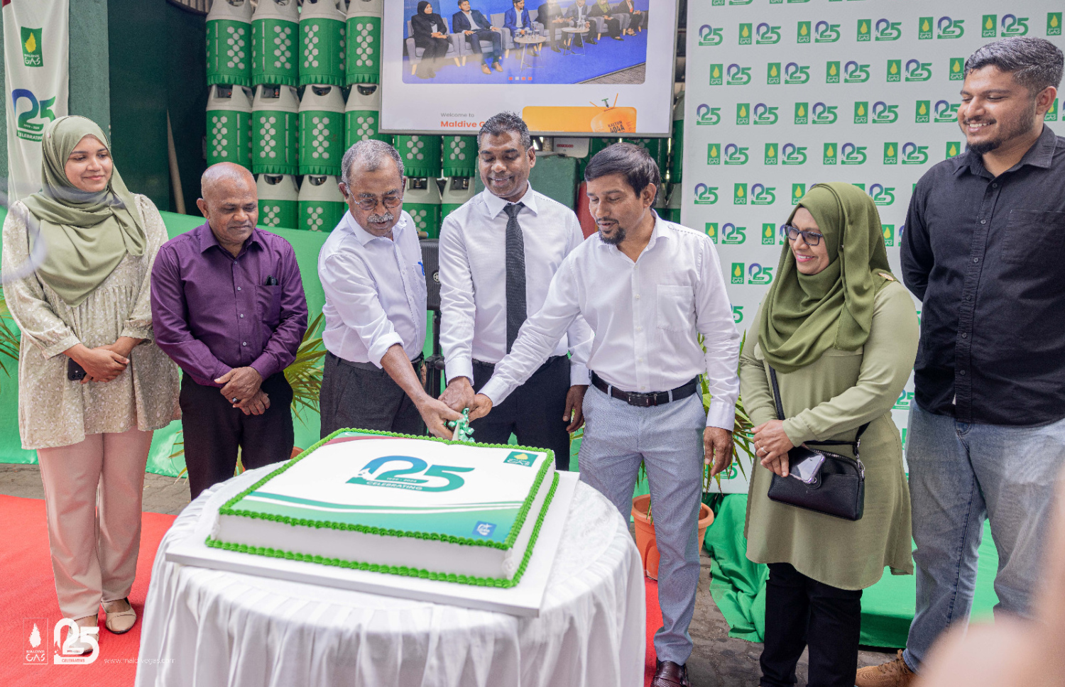 މޯލްޑިވްސް ގޭހަށް 25 އަހަރު ފުރުން ފާހަގަކުރަން ކޭކެއް ފަޅަނީ --- ފޮޓޯ/މޯލްޑިވް ގޭސް