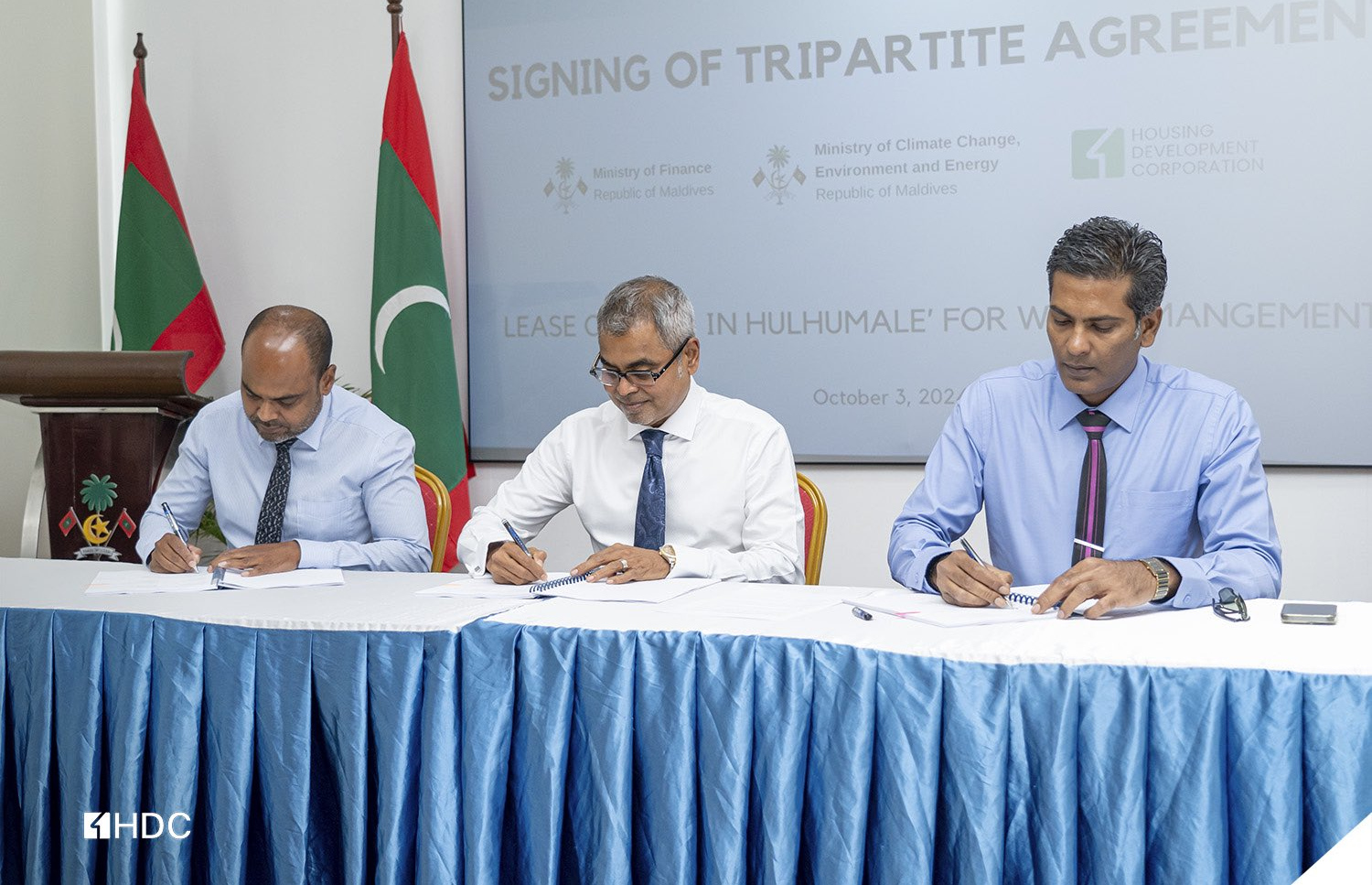 ހުޅުމާލޭގައި ވޭސްޓް ޓްރާންސްފާ ސްޓޭޝަން ހަދާނެ ބިން ހަމަޖެއްސުމުގެ އެއްބަސްވުމުގައި ސޮއިކުރުމަށް ބޭއްވި ހަފުލާގައި އެޗްޑީސީގެ އެމްޑީ އިބްރާހިމް ފަޒުލް ރަޝީދާއި ތިމާވެއްޓާ ބެހޭ މިނިސްޓަރު ތޯރިގް އިބްރާހިމް އަދި ފިނޭންސްގެ ސްޓޭޓް މިނިސްޓަރު އަހްމަދު މާޒިން.-- ފޮޓޯ: އެޗްޑީސީ