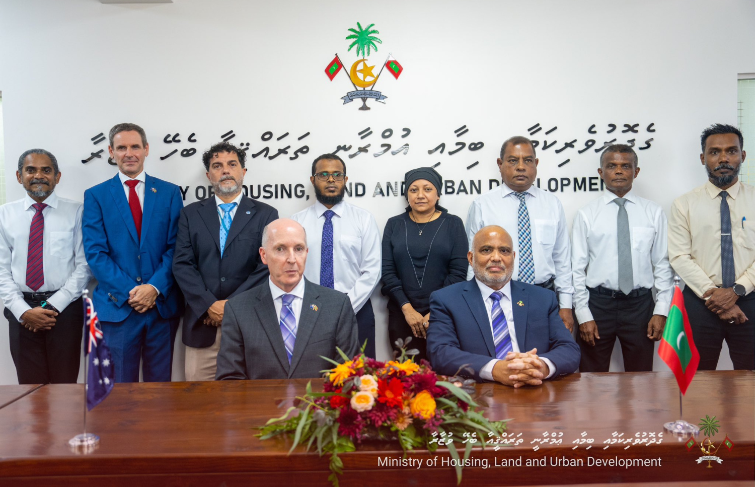 ގައުމީ ތަރައްގީގެ މާސްޓަ ޕްލޭން އެކުލަވާލުމުގެ މަސައްކަތަށް އޮސްޓްރޭލިއާގެ ފަންނީ އެހީތެރިކަން ހޯދަން އެއްބަސްވުމުގައި ސޮއިކުރަން ބޭއްވި ރަސްމިއްޔާތު.-- ފޮޓޯ | ހައުސިން މިނިސްޓްރީ