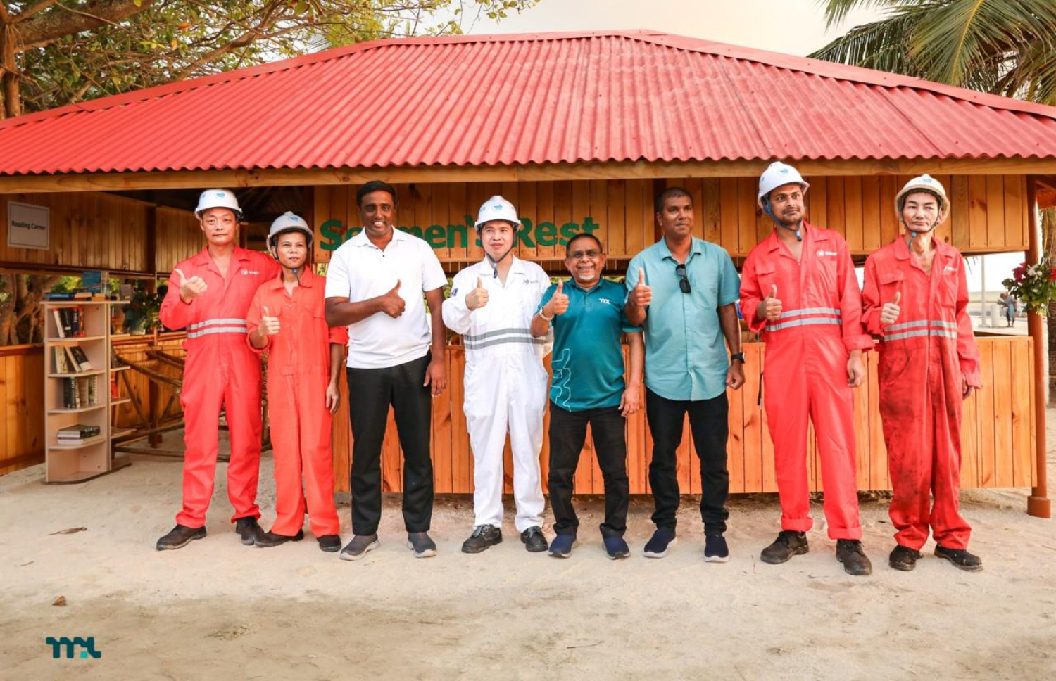 އުތުރު މެރިޓައިމް ސާވިސް (ޔޫއެމްސީ)ގެ ހިދުމަތް ހޯދުމަށް ރާއްޖެ އައި ޕެނަމާގެ ބޯޓުގެ ފަޅުވެރިން އެމްޕީއެލްގެ އެމްޑީ މުހައްމަދު ވަޖީހު އާއި ހޯރަފުށީ ދާއިރާގެ މެމްބަރު އަލީ މޫސާ އަދި އުލިގަމު ކައުންސިލްގެ ރައީސް އަހްމަދު މުއާޒް މުހައްމަދުއާ އެކު ފޮޓޯއަކަށް ހުއްޓިގެން.-- ފޮޓޯ: އެމްޕީއެލް