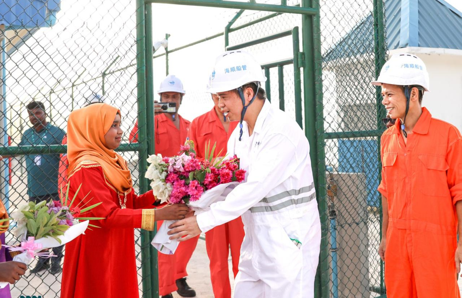 އުތުރު މެރިޓައިމް ސާވިސް (ޔޫއެމްސީ)ގެ ހިދުމަތް ހޯދުމަށް ރާއްޖެ އައި ޕެނަމާގެ ބޯޓުގެ ފަޅުވެރިން ހއ. އުލިގަމުން މަރުހަބާ ކިޔަނީ.-- ފޮޓޯ: އެމްޕީއެލް