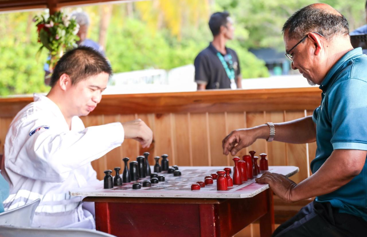 އުތުރު މެރިޓައިމް ސާވިސް (ޔޫއެމްސީ)ގެ ހިދުމަތް ހޯދުމަށް ރާއްޖެ އައި ޕެނަމާގެ ބޯޓުގެ ފަޅުވެރިއަކު އެމްޕީއެލްގެ އެމްޑީ މުހައްމަދު ވަޖީހުއާ އެކު ރާޒުވާ ކުޅެނީ.-- ފޮޓޯ: އެމްޕީއެލް