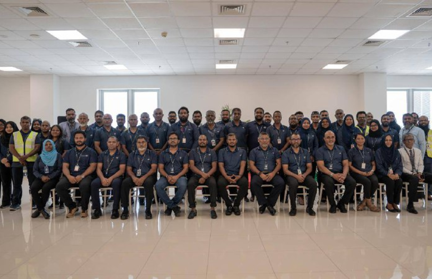 އިއްޔެގެ ބައްދަލުވުމުގައި ބައިވެރިވި މުވައްޒަފުންނާ އެކު އެމްޑީ ޝަރީފާއި އެހެން ވެރިން ގުރޫޕް ފޮޓޯއެއް ނަންގަވަނީ.---ފޮޓޯ: އެމްއޭސީއެލް