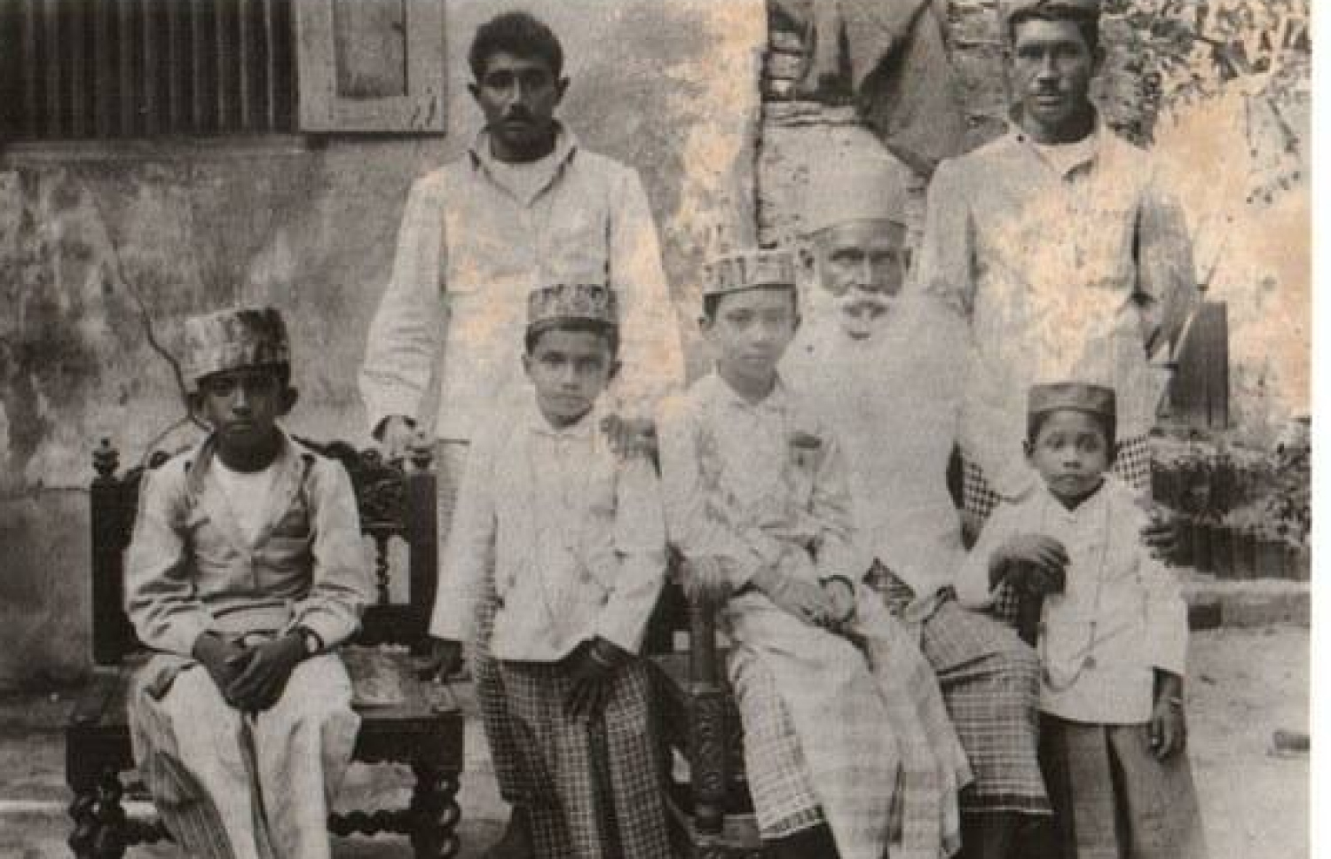 އަބްދުލްމަޖީދު މާހިރު (ކަނާތް ފަރާތުގައި ކުޑަކޮށް) އާއި އޭނާގެ ބައްޕަ (ކަނާތް ފަރާތުގައި ގޮނޑީގައި( އާއިލީ ބޭފުޅުންނާ އެކު.