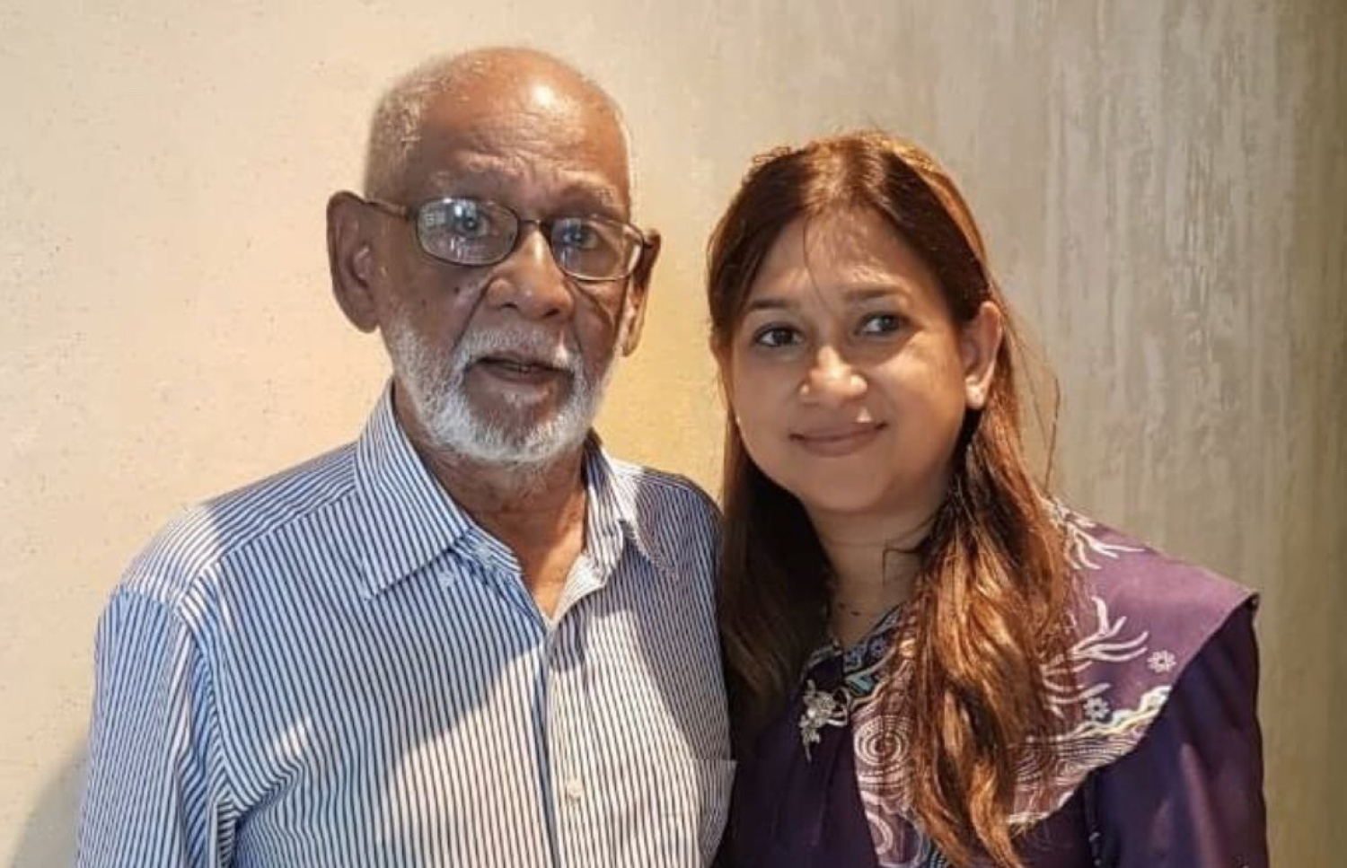 އަބްދުލްމަޖީދު މާހިރުގެ އޭނާގެ ދަރިކަނބަކުން ފަރަހަނާޒް ފައިސަލްއާ އެކު.