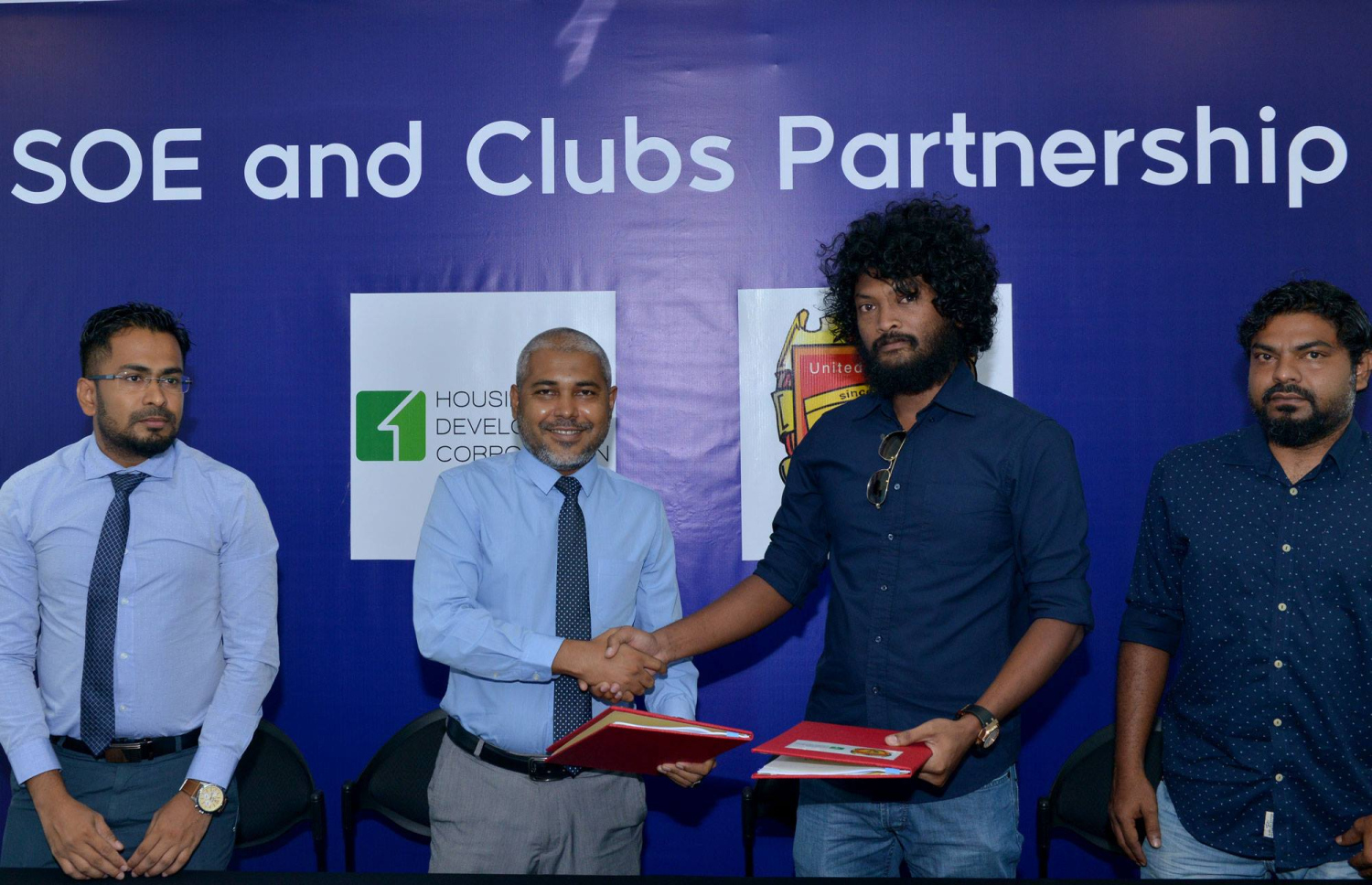 ފުރަތަމަ ޑިވިޝަނުގެ ކްލަބަކަށް ފައިސާ ދިނުމަށް، ކުންފުންޏަކާ އެކު 2017 ގައި ހެދި އެއްބަސްވުމުގައި ސޮއި ކުރަން ބޭއްވި ރަސްމިއްޔަތުގެ ތެރެއިން: އެއީ ފީޒަބަލް ކަމެއް ނޫން ކަމަށް ތަޖުރިބާކާރުން ބުނޭ --- ފައިލް ފޮޓޯ: އެފްއޭއެމް