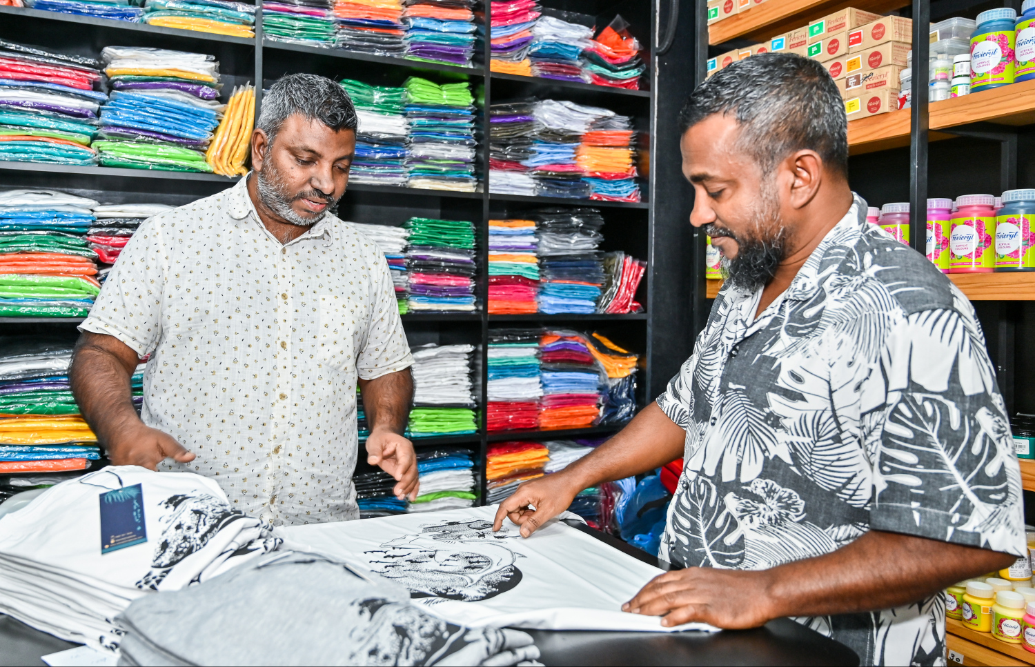 އައްލޯ އާއި އޭނާގެ ބޭބެ އަލީ: ދެ މީހުންގެ މި ދަތުރު ފެށީ އުފަން ރަށް އއ. ރަސްދޫގެ ފިނި ޖައްވުން. -- ފޮޓޯ: ފަޔާޒު މޫސާ | މިހާރު