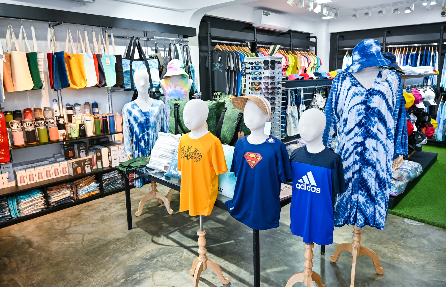 އައިލެންޑް އާޓްސްގެ ފިހާރަ: ކުޑަކުޑަ ކޮޓަރިއެއްގައި ފެށި މި ޕްރޮޖެކްޓަކީ މިއަދު ފެބްރިކް ޕްރިންޓިންގައި ރާއްޖޭގެ އެއް ވަނަ. -- ފޮޓޯ: ފަޔާޒު މޫސާ | މިހާރު